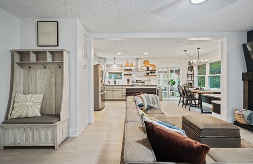 Rileyville House | Modern~OutdoorCinema~HotTub~EVSE