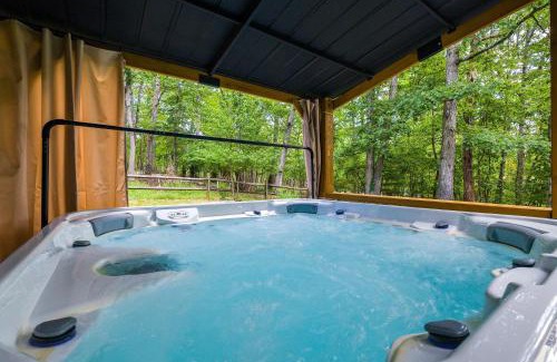 Massanutten House | Modern Peaks Hot Tub Sauna GameTheatre Room
