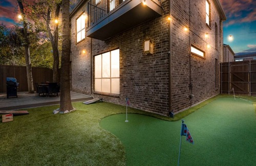 Knox - Henderson House | Modern & Pet-friendly Haven by Downtown Dallas & Greenville!