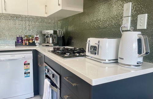 Rosedale House | Modern Private 2nd floor home unit with full kitchen 2bedroom 2bathroom inAlbany