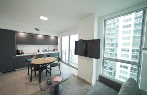Downtown Miami Apartment | Modern Private Condo Downtown - Gym, Pool, Bayview