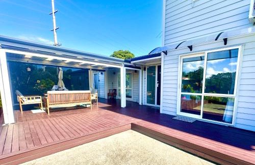 Rosedale House | Modern Private Deluxe Master Suite California Bed and Bathtub