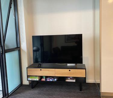 St Kilda Apartment | Modern Quiet 1 & 2 Bed Apt Opposite Albert Park