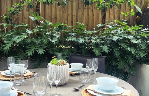 Bondi Apartment | Modern & Quiet 1BR Apartment with Private Garden in Bondi (Close to Beach)