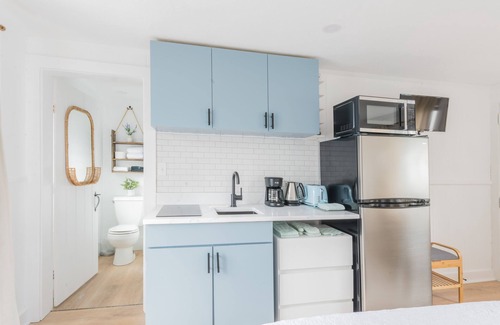 Dennis Port Apartment | Modern & Renovated Studio Condo (Steps to the Beach!) - Pool, WiFi, Free Parking