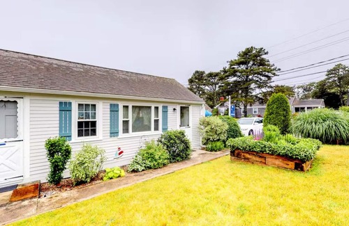 Dennis Port Apartment | Modern & Renovated Studio Condo (Steps to the Beach!) - Pool, WiFi, Free Parking