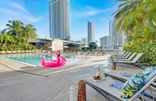 Hallandale Beach Hotel | Modern Resort Apartment with Balcony Pool Gym