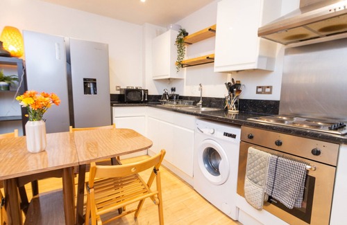 Neepsend Apartment | Modern Retreat: 2BD Apt with Lush Greenery in Sheffield