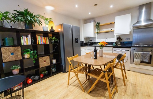 Neepsend Apartment | Modern Retreat: 2BD Apt with Lush Greenery in Sheffield