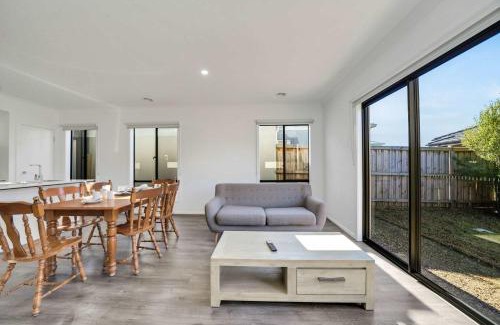 Mount Cottrell House | Modern Retreat 3BR Family Home