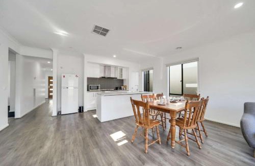 Mount Cottrell House | Modern Retreat 3BR Family Home