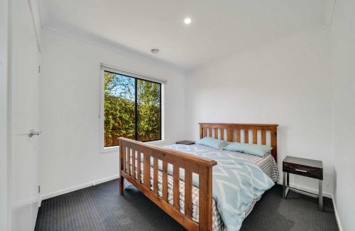 Mount Cottrell House | Modern Retreat 3BR Family Home