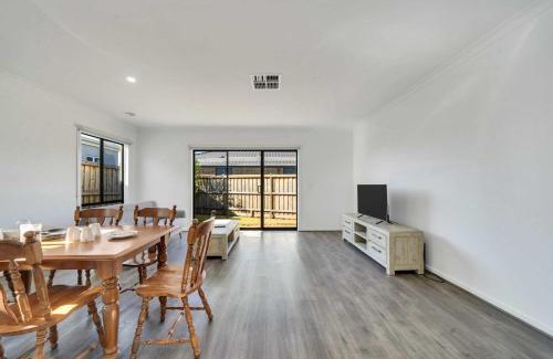 Mount Cottrell House | Modern Retreat 3BR Family Home