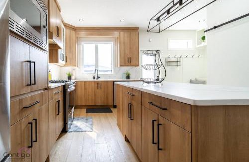 Jasper Place House | Modern Retreat, AirCon, Backyard, Near DT & WEM