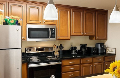 Stockton Apartment | Modern Retreat Cali King Bed Fireplace + Full Kitchen