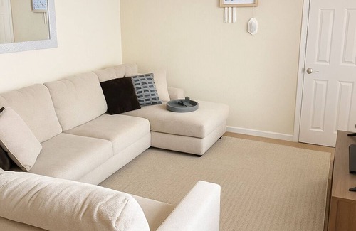 Stockton Apartment | Modern Retreat Cali King Bed Fireplace + Full Kitchen