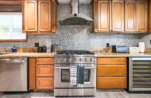 Southwest Anaheim House | Modern Retreat w/Private Spa, Arcade, near Disney, Convention Center & Beachesn