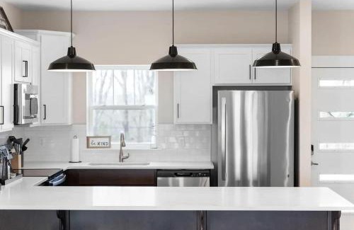 Table Rock House | Modern Retreat wHot Tub Arcade & Stunning Views