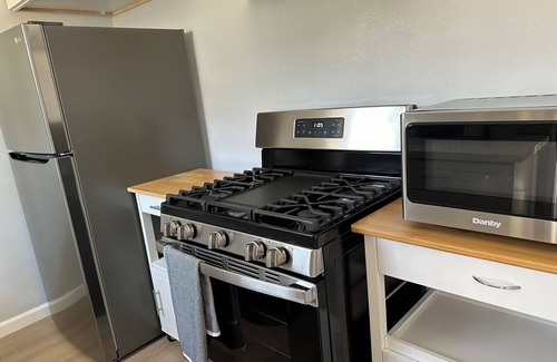 Hawthorne House | Modern Retreat with private back yard close to LAX, SoFi, Kia Forum and beaches.