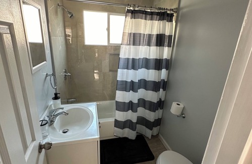Hawthorne House | Modern Retreat with private back yard close to LAX, SoFi, Kia Forum and beaches.