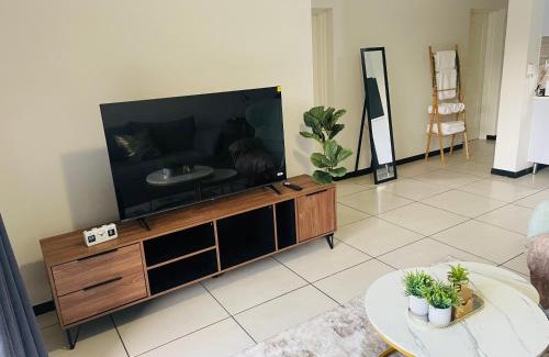 Greater Johannesburg Metropolitan Area Apartment | Modern Retreat & Workspace In Dainfern