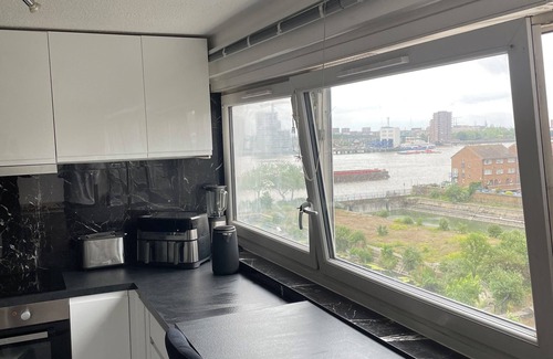 Woolwich Riverside Apartment | Modern River-View Flat | Walk to O2, Elizabeth Line & Greenwich