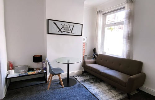 Salford House | Modern room for short stay in Salford, PLAB Samson