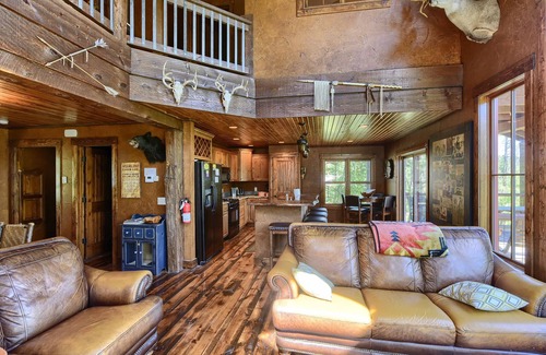 Deadwood Cabin | Modern Rustic 4 BR Black Hills Sanctuary with hot tub and Shared Heated Pool!