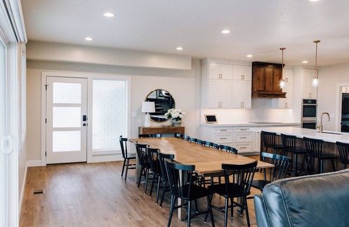 Sweetwater House | Modern Rustic Cabin - Sleeps 26 - Hot Tub, Theatre, Pickleball, Putting Green