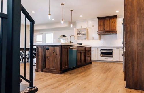 Sweetwater House | Modern Rustic Cabin - Sleeps 26 - Hot Tub, Theatre, Pickleball, Putting Green