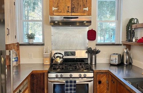 Ithaca House | Modern Rustic Retreat- King bed, hot tub, wineries, waterfalls, hiking, Cornell