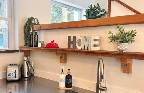 Ithaca House | Modern Rustic Retreat- King bed, hot tub, wineries, waterfalls, hiking, Cornell