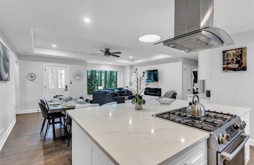 Briarcliff Heights House | Modern single story 3 Bdrm house with 1-Bdrm Guest House, HotTub&SUMMER:Pool