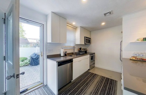 Newport East Cottage | 🌊 Modern & Sleek Beach Cottage – Stylish getaway just minutes from Newport’s best beaches! ☀️🏡
