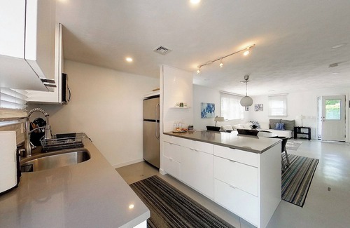Newport East Cottage | 🌊 Modern & Sleek Beach Cottage – Stylish getaway just minutes from Newport’s best beaches! ☀️🏡