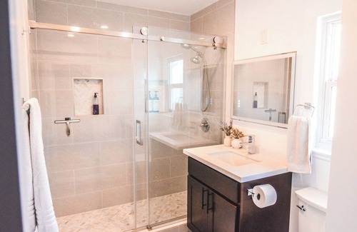 Fullerton House | Modern Socal living Disney Knotts and Beaches in a quiet neighborhood