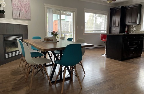 Victoria House | Modern Sophisticated Luxury Home by Thetis Lake 5 Bedroom 3 Bathroomn