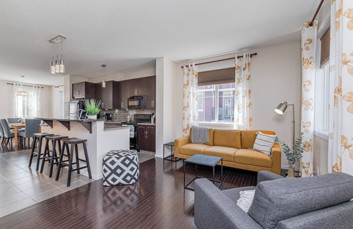 Southeast Edmonton House | Modern South Edmonton 4-Bedroom, 2.5 Bath Townhouse with Office & Double Garage