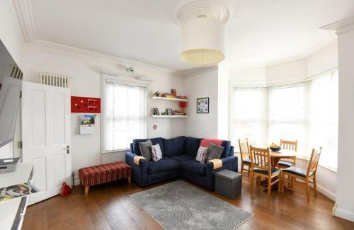 Southville Apartment | Modern Southville Apartment 5 Min Walk to Centre