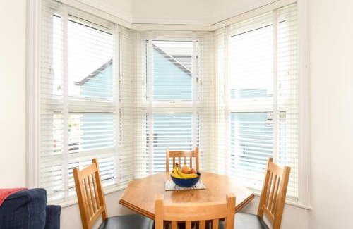 Southville Apartment | Modern Southville Apartment 5 Min Walk to Centre