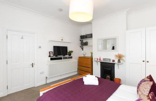 Southville Apartment | Modern Southville Apartment 5 Min Walk to Centre
