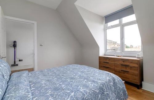 Mortlake Apartment | Modern Spacious 2 Bedroom Flat near Richmond Park