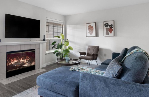 Town Center Apartment | Modern, Spacious 2BR Condo in Woodinville