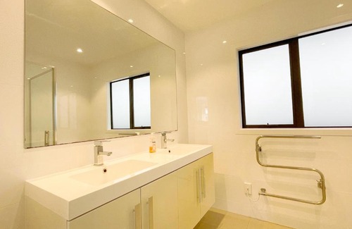 Hamilton House | Modern，Spacious 5 bedroom house in north Hamilton