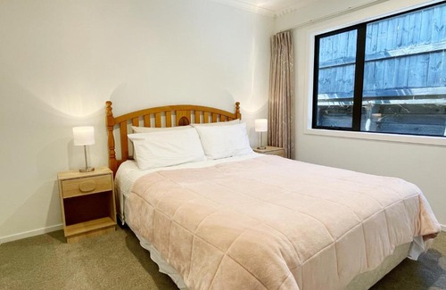 Hamilton House | Modern，Spacious 5 bedroom house in north Hamilton