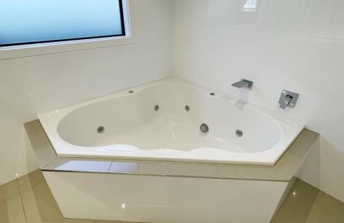 Hamilton House | Modern，Spacious 5 bedroom house in north Hamilton