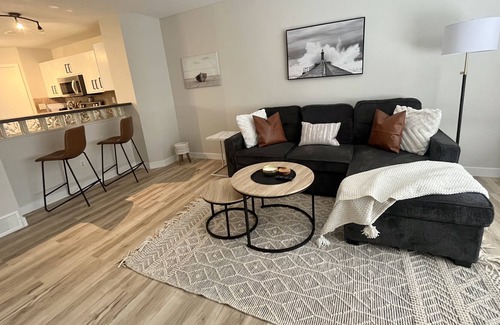 Red Deer House | Modern spacious suite, south end, pet friendly!