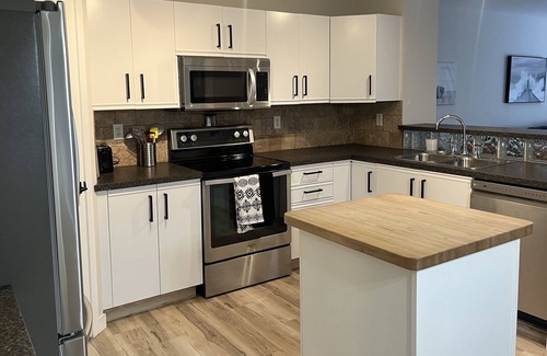 Red Deer House | Modern spacious suite, south end, pet friendly!