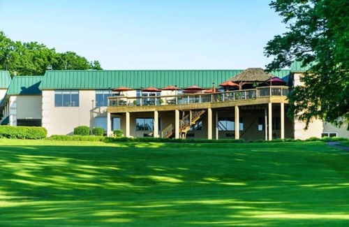 Cheat Lake Apartment | Modern Studio at Lakeview Golf Resort w BBQ Area