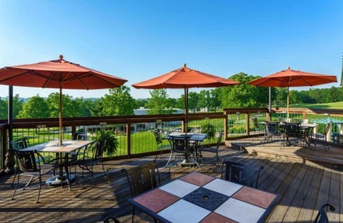 Cheat Lake Apartment | Modern Studio at Lakeview Golf Resort w BBQ Area